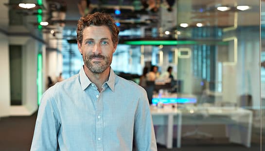 homme debout dans un bureau