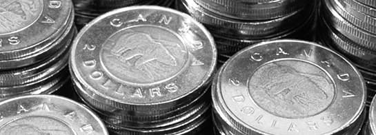 Close up de piles de pièces de 2 dollars canadiens