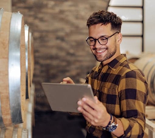 Entrepreneur souriant, travaillant sur sa tablette
