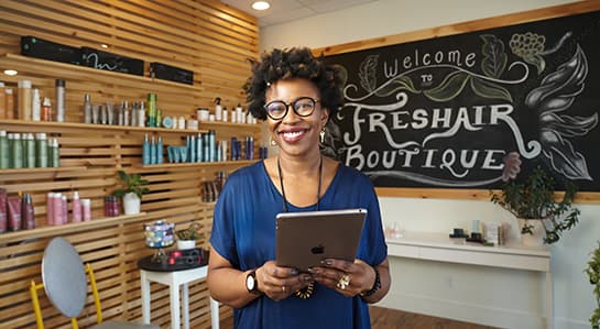 Propriétaire de Freshair Boutique devant un tableau