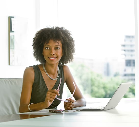 Femme souriante dans un bureau