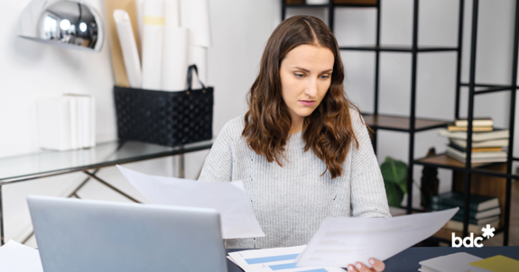 femme d'affaires gérant sa trésorerie