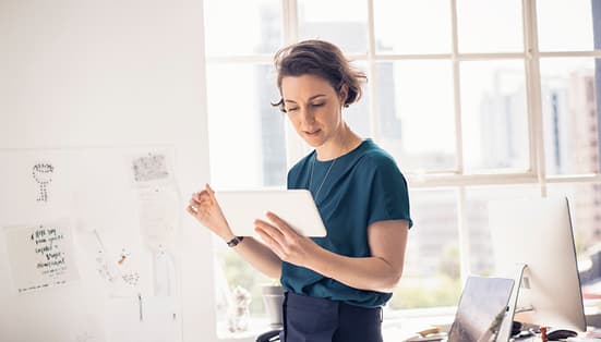 femme d'affaires travaillant sur son iPad
