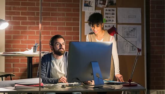 un homme et une femme travaillant ensemble sur un ordinateur