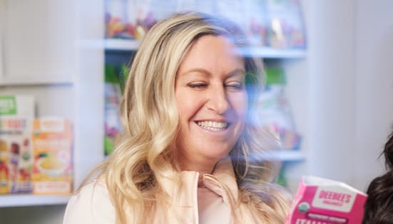 propriétaire de deebees organique dans son magasin