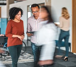 Des personnes d'horizons différents travaillant dans un bureau