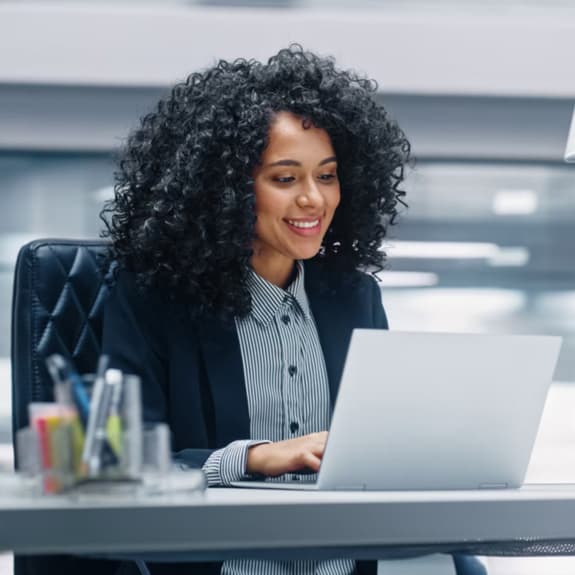 Femme bureau de travail ordinateur rapport esg dei