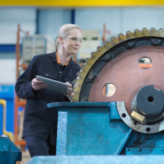 Ingénieurs réparant un réducteur industriel dans une usine