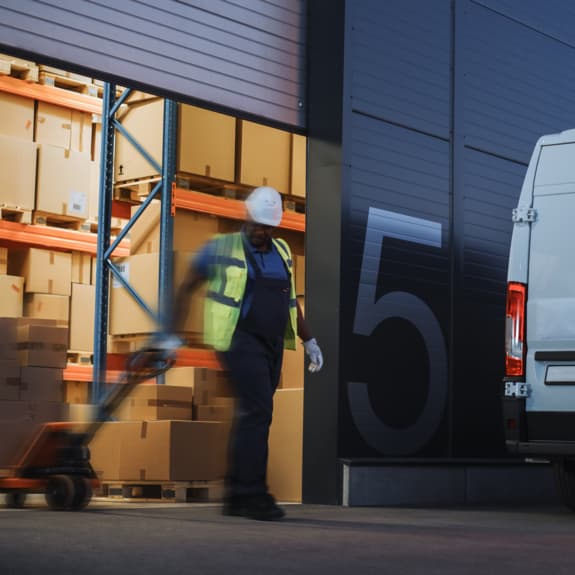 Travailleurs chargeant un camion