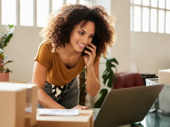 Une femme parlant au téléphone