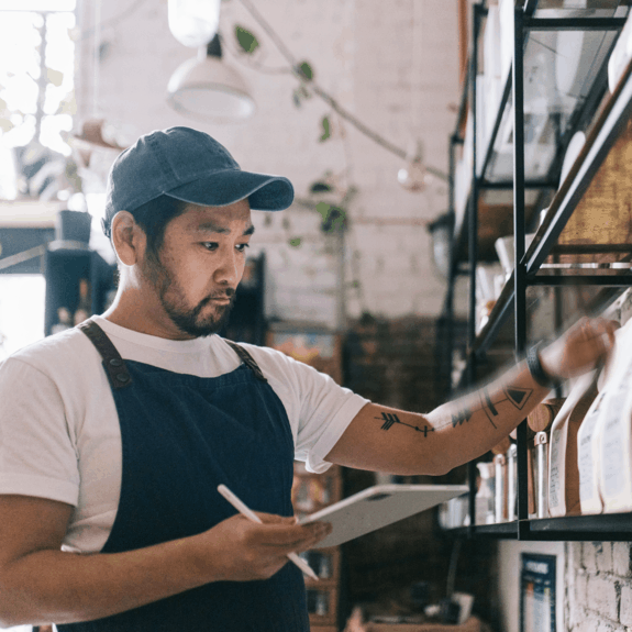 Propriétaire de café japonais regardant son inventaire