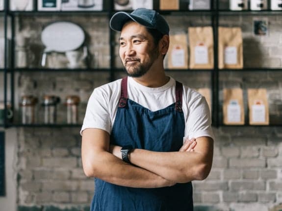 Un homme avec les bras croisés
