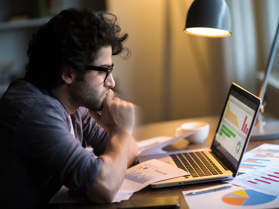 Homme sur son ordinateur travaillant sur le marketing, les ventes et l'exportation