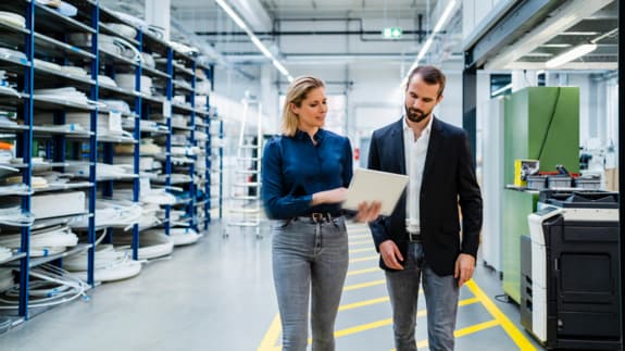 entrepreneure discutant d'approvisionnement durable avec un employé