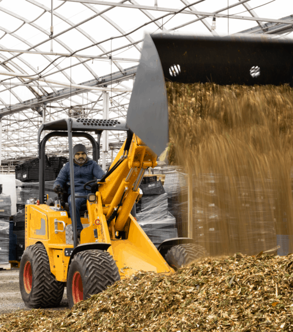 personne sur un tracteur dans une ferme