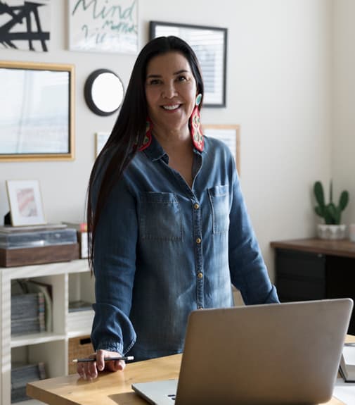 femme debout dans son bureau avec un crayon à la main