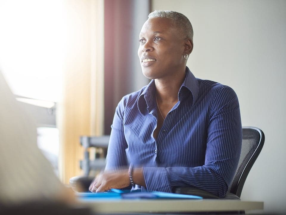 Femme d’affaires souriante en réunion