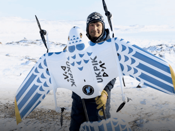 Kirt Ejesiak, propriétaire de Arctic UAV, soutenant un de ses drones