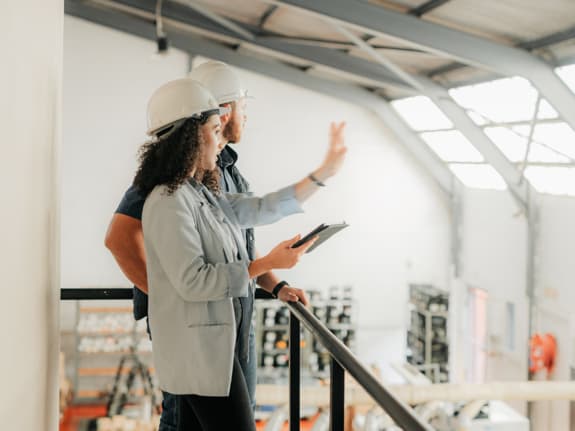 Femme et homme discutant dans une usine